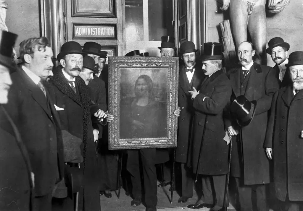The Mona Lisa returned at the Louvre Museum