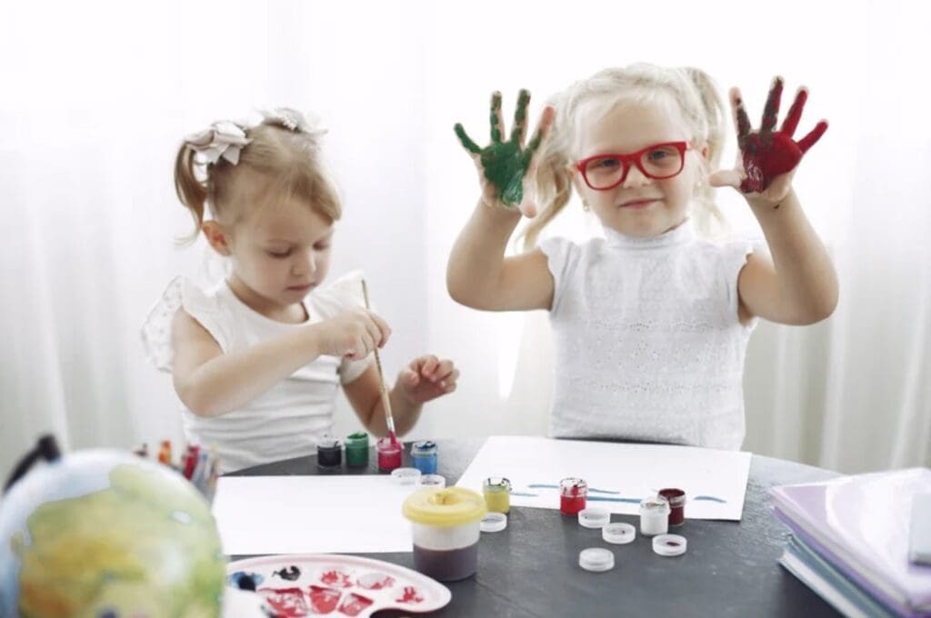 A two girl doing a paint